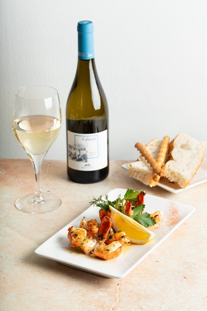 Pan-seared king prawns with lemon, served with white wine and bread